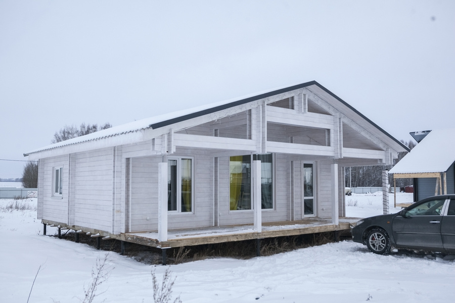 <b>Экологичные дома по финской технологии.</b> Построить добротный современный дом площадью <b>100 кв. м в «Удачном» можно <a href="http://удачный.рф/" target="_blank">за 2,2 млн рублей</a></b> — по уникальной финской технологии двойного бруса. Клиенты группы компаний «Регион-Инвест», которая управляет поселком, получают такое жилье под ключ, оно не требует внутренней и внешней отделки. Стены окрашены, коммуникации скрыты. Остается только расставить мебель и развесить любимые картины. Обо всех особенностях технологии «двойной брус» можно узнать на экскурсиях, которые проходят каждые выходные (запись по телефону 8 (383) 367-05-50).