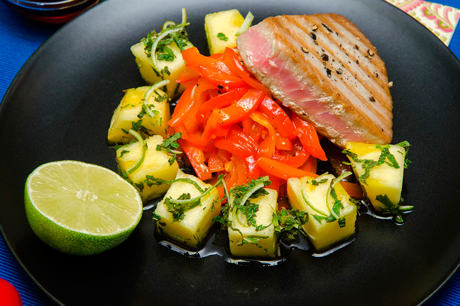 Изысканное блюдо для романтического свидания — тунец с мятными ананасами и болгарским перцем. Порадуйте вашу любимую половинку угощением собственного приготовления.