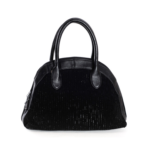 Стильные и универсальные сумки предстоящего зимнего сезона — сумки черного цвета. Такая модель будет прекрасно сочетаться с любым гардеробом и сделает образ красивым и праздничным. <price>1590 руб.</price>