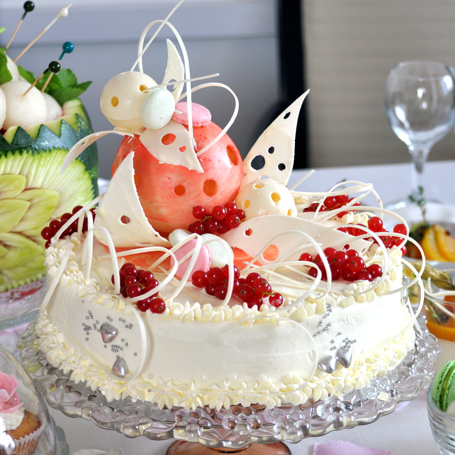 Свадебное торжество немыслимо без торта. Это не просто сладкое угощение, а неотъемлемая традиция молодоженов по всему миру.