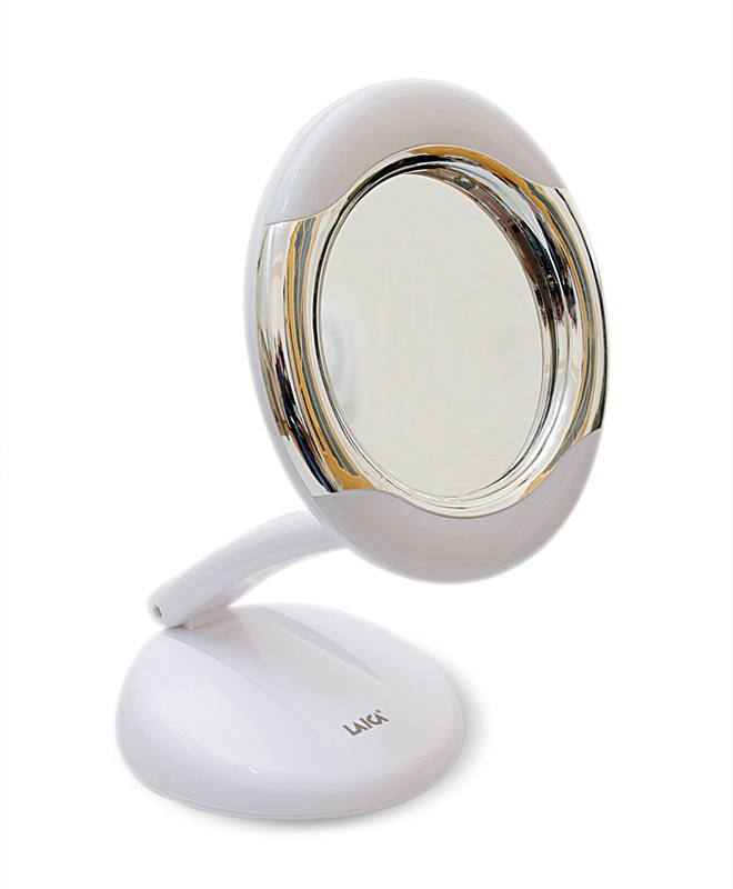 <b>Косметологическое зеркало с подсветкой</b> позволяет достичь идеального результата при очищении и уходе за кожей лица, а также при нанесении макияжа. Угол наклона зеркала и высота ножки регулируются. <b>800 руб.</b>
