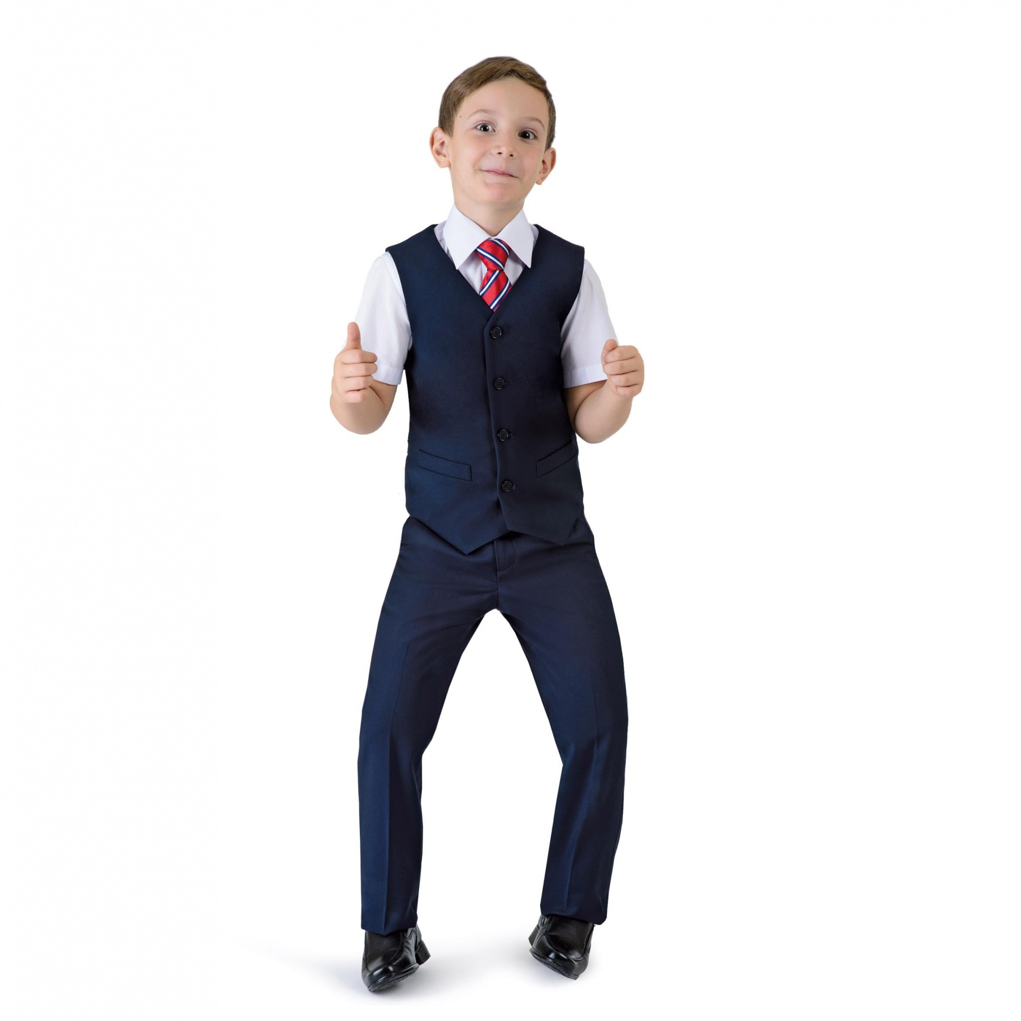 Зауженные брюки — настоящий писк школьной моды. В сочетании с ярким галстуком и стильным жилетом это подчеркнет индивидуальность. Брюки <price>1550 руб.</price>, сорочка от <price>390 руб.</price> (1–4-й классы).