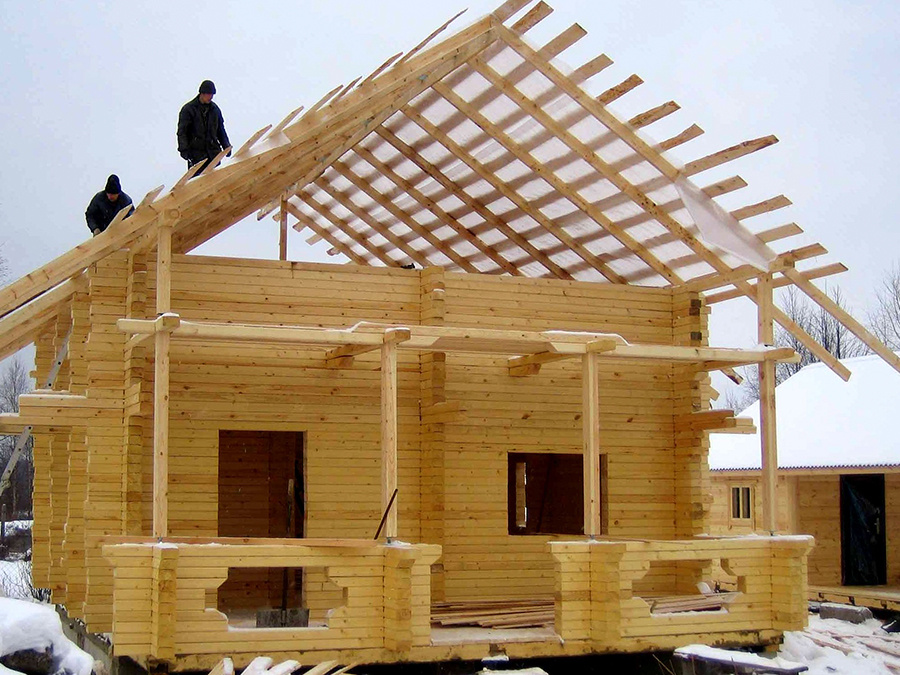 Бум строительства домов и коттеджей традиционно приходится на летний период, однако специалисты рекомендуют затевать стройку из профилированного бруса зимой. И этому есть несколько важных, неочевидных на первый взгляд причин.