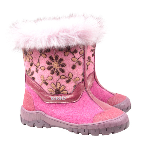 Каждый знает: валенки — идеальная зимняя обувь: удобная, теплая и долговечная. Эта модель еще и красива — дочка точно будет в восторге! <nobr><b>Размеры 27–31</b></nobr>. <price>1499 руб.</price>