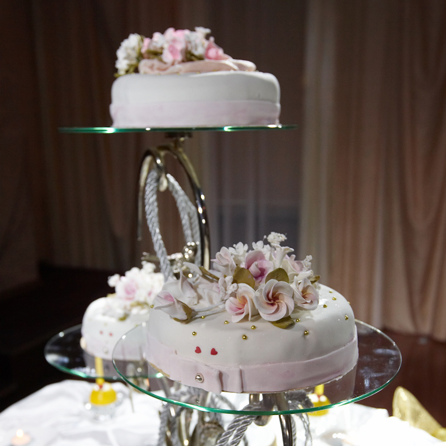 Церемония совместного разрезания женихом и невестой свадебного торта — олицетворение первых семейных хлопот, обязательно приятных.