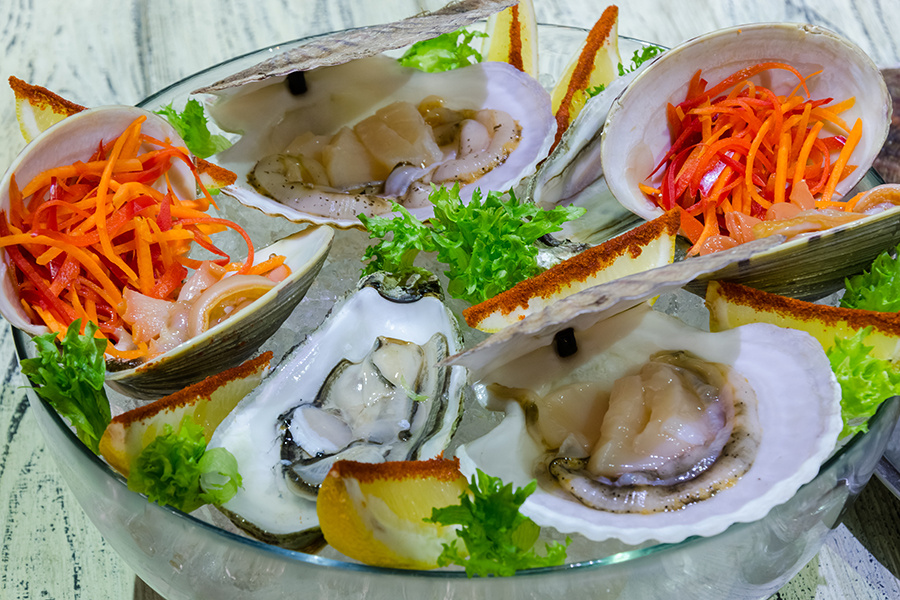 Многие морепродукты наиболее вкусны в сыром виде. Деликатесы подаются к столу в природных раковинах в глубокой вазе со льдом. Кстати, нередко повара обнаруживают в ракушках жемчужины, которые дарят гостям. Только морепродукты, добытые в естественной среде обитания, обладают полезностью для здоровья, содержат незаменимые витамины и микроэлементы, являются вкусными природными афродизиаками.