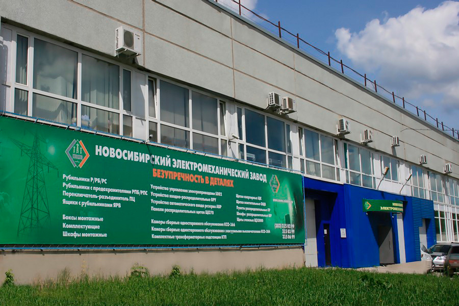 «Планета Электрика» входит в крупный Российский холдинг федерального уровня «ЭлектроКомплектСервис».  Кроме нее в составе холдинга: Новосибирский Электромеханический завод и  торговая сеть «Макском Электро», которая представлена в Центральной части РФ.