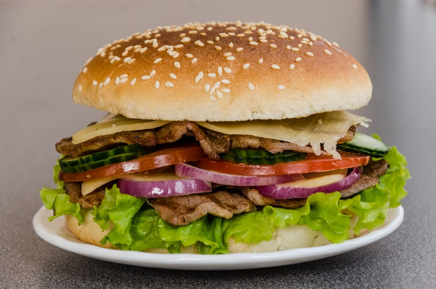 Бургеры — особая гордость MGrill. В отличие от большинства фастфудов, где в бургеры кладут котлеты, в MGrill готовят эти «бутерброды-великаны» со стейком из свежего мяса. Бургеры — особая гордость MGrill. В отличие от большинства фастфудов, где в бургеры кладут котлеты, в MGrill готовят эти «бутерброды-великаны» со стейком из свежего мяса.