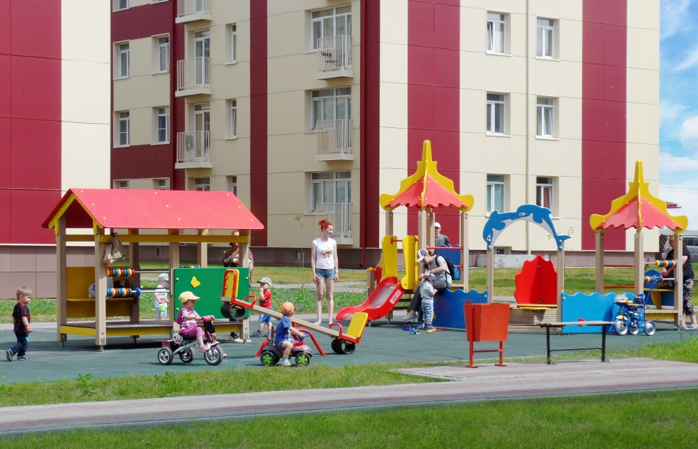 Детские игровые площадки оборудованы безопасным покрытием и изолированы от автомобильного трафика