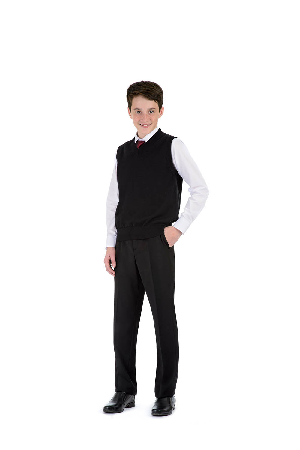Классические черные брюки с четкой стрелкой в сочетании с белой сорочкой и трикотажным жилетом — деловой и очень комфортный образ. Брюки <price>1700 руб.</price>, сорочка от <price>490 руб.</price>, галстук <price>290 руб.</price> (5–8-й классы).