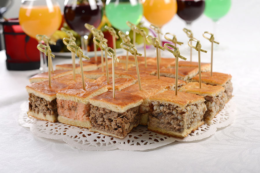 В ассортименте праздничного стола — великолепные пироги с самыми разными начинками, приготовленные поварами «Мегаса» по домашним рецептам