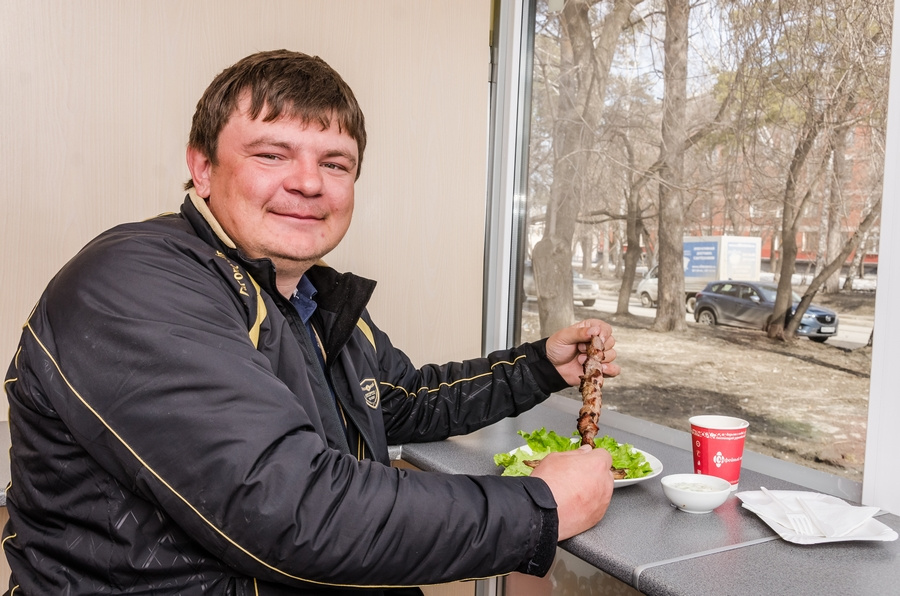 «Обедаю в MGrill практически каждый день. Очень удобно, поскольку работа мобильная, а точки MGrill открыты по всему городу, и я уже знаю, что получу именно то, чего жду, а именно вкусный и сытный ланч, который приготовили здесь и сейчас», — говорит владелец сети магазинов для рыболовства Aikoland и автор тематических фильмов о рыбалке Григорий. «Обедаю в MGrill практически каждый день. Очень удобно, поскольку работа мобильная, а точки MGrill открыты по всему городу, и я уже знаю, что получу именно то, чего жду, а именно вкусный и сытный ланч, который приготовили здесь и сейчас», — говорит владелец сети магазинов для рыболовства Aikoland и автор тематических фильмов о рыбалке Григорий.
