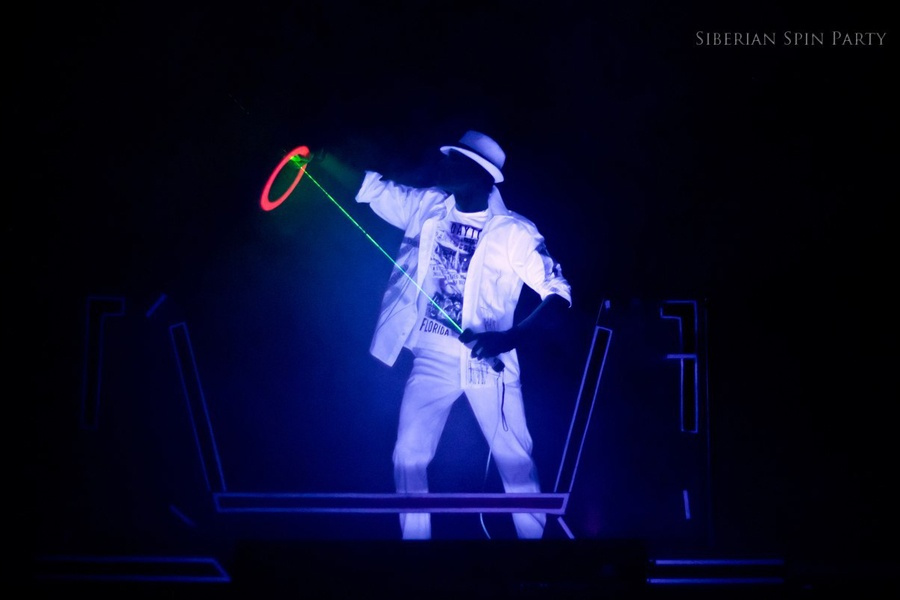 Приготовьтесь увидеть ошеломляющее лазерное Laser Illusion! В руках иллюзиониста обычный лазерный луч превращается в твердую субстанцию, которую можно гнуть и разрывать. Красочное и магическое действо, аналогов которому нет не только в Новосибирске, но и во всей Сибири! Приготовьтесь увидеть ошеломляющее лазерное Laser Illusion! В руках иллюзиониста обычный лазерный луч превращается в твердую субстанцию, которую можно гнуть и разрывать. Красочное и магическое действо, аналогов которому нет не только в Новосибирске, но и во всей Сибири!