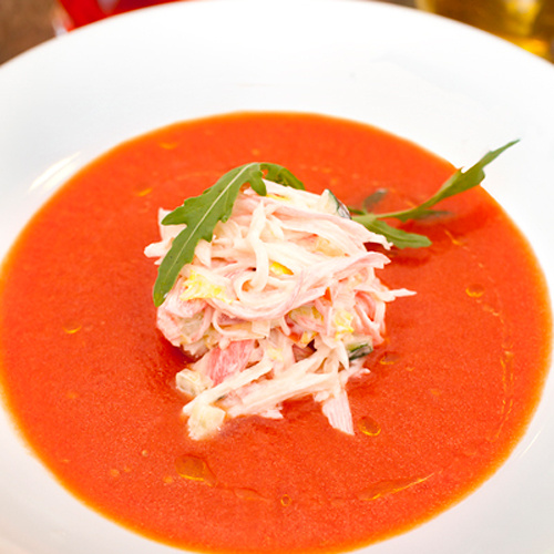 Холодные летние супы — не менее яркая новинка фестивального меню. Попробуйте традиционный суп гаспачо со спелыми томатами и крабовой закуской.