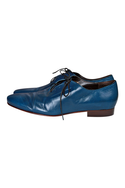 Эти туфли были бы очень строгими, если бы не своеобразный глянцевый синий цвет. Кажется, не хватает только брюк-дудочек и зонта-трости. Хотя такая обувь выразительна и сама по себе. Туфли Sisley, <price>4349 р.</price>