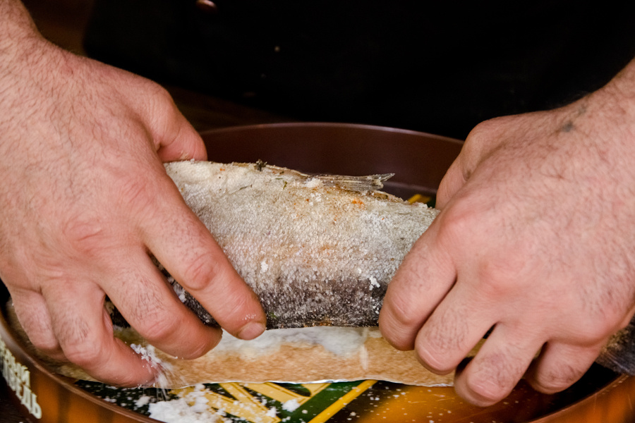 Плотный соляной «панцирь» сохраняет все соки и помогает вкусу рыбы раскрываться более интенсивно. Плотный соляной «панцирь» сохраняет все соки и помогает вкусу рыбы раскрываться более интенсивно.