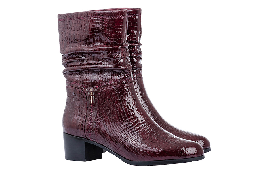 Роскошные <a href="http://martinbester.com/shoes/woman/5472392.html" target="_blank">лакированные ботинки</a> с тиснением под кожу крокодила. Небольшой каблук и выверенная колодка дарят комфорт на целый день. Вишневый оттенок позволяет экспериментировать с гардеробом. Martin Bester, <price>8590 руб.</price> Роскошные <a href="http://martinbester.com/shoes/woman/5472392.html" target="_blank">лакированные ботинки</a> с тиснением под кожу крокодила. Небольшой каблук и выверенная колодка дарят комфорт на целый день. Вишневый оттенок позволяет экспериментировать с гардеробом. Martin Bester, <price>8590 руб.</price>