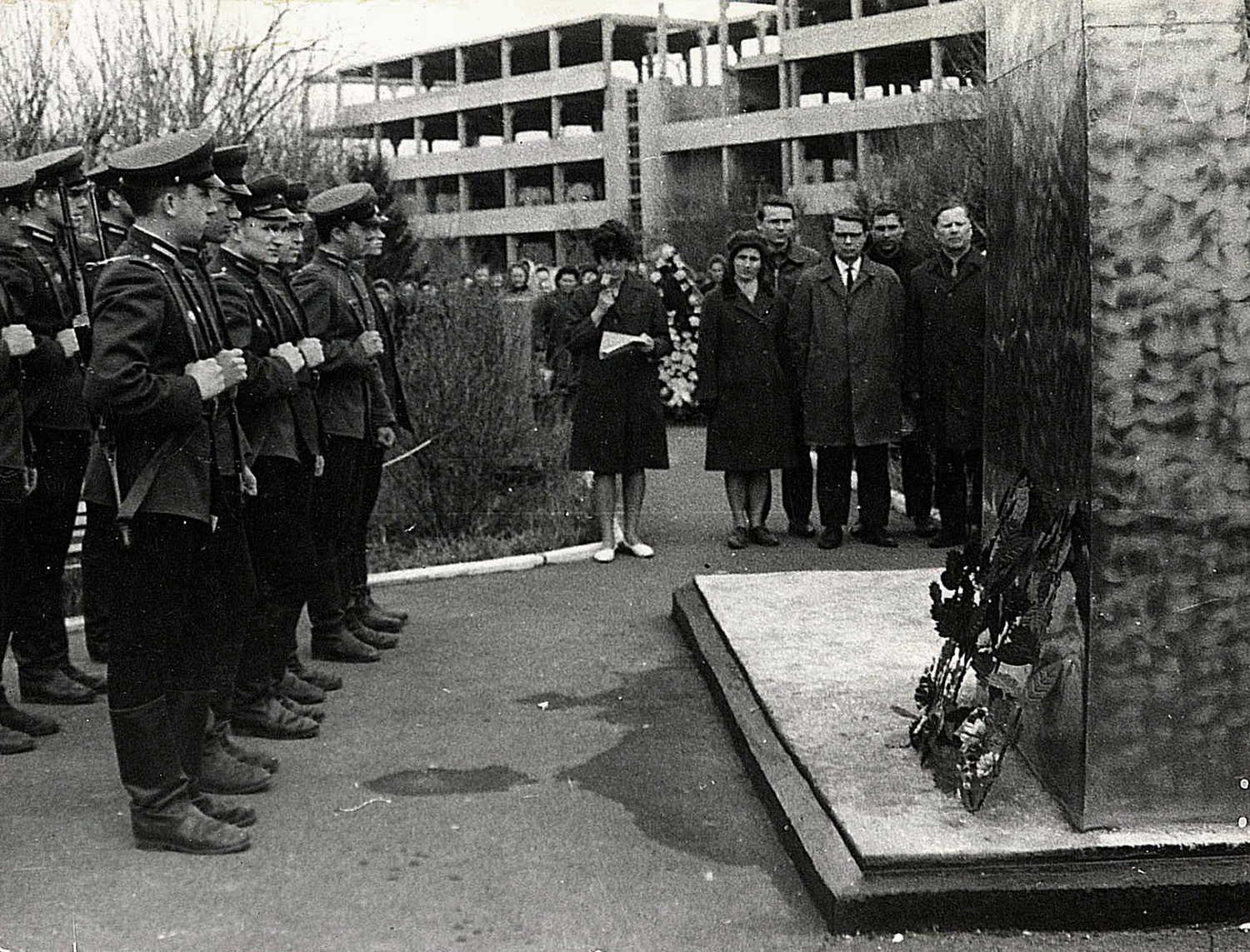 Обелиск был сооружен в канун 20-летия Победы. Здесь с 9 мая 1965 года стали проходить торжественные митинги заводчан. Обелиск был сооружен в канун 20-летия Победы. Здесь с 9 мая 1965 года стали проходить торжественные митинги заводчан.