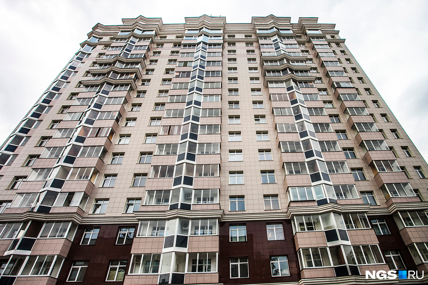 Раньше на Романова, 25 был детский сад, а теперь высится дом компании «КМС». Сейчас самая дорогая квартира в доме — это пентхаус. Собственник просит за 308,6 кв. м 22,5 млн руб. В квартиру ходит личный лифт, есть своя огромная терраса.