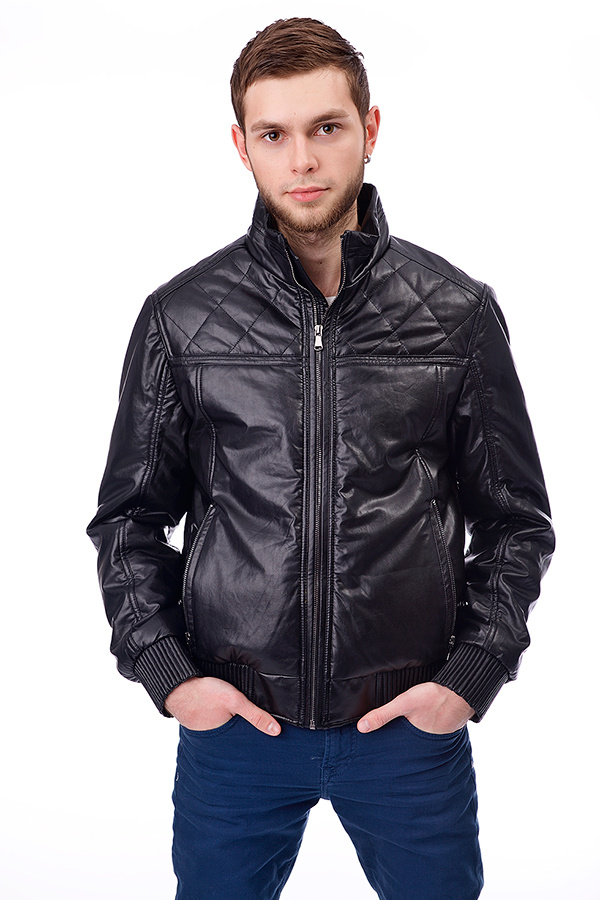 Классическая модель кроем и фактурой ткани вдохновлена традиционными моделями мужских кожаных курток. Стеганая отделка в области плеч — нестандартным штрихом обновляет знакомый образ. Куртка: арт. 5K01A, размеры 46–58, <price>4848 руб.</price>