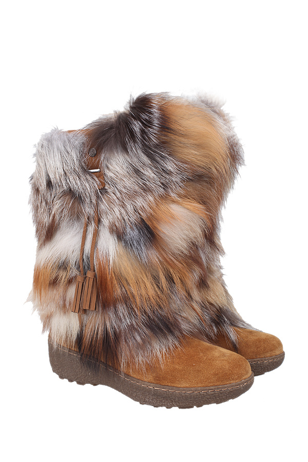 Северные народы знали, как защититься от лютых морозов, сегодня сапоги-унты вдохновляют дизайнеров на модные подвиги. Самая теплая обувь превосходно смотрится с недлинной меховой одеждой и теплыми пуховиками. Capilano, <price>9990 руб.</price>