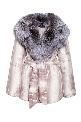 Молодым девушкам дизайнеры в этом сезоне советуют обратить особое внимание на укороченные меховые изделия. Например, на эту аккуратную куртку из шиншиллового кролика, декорированную мехом черно-бурой лисы на капюшоне. <price>35 000 руб.</price>