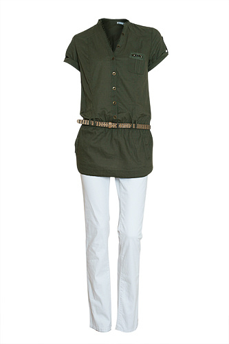 Туника в милитари-стиле и прямые белые брюки — идеальная модная комбинация. Туника, <price>1299 руб.</price> Брюки, <price>1499 руб.</price>