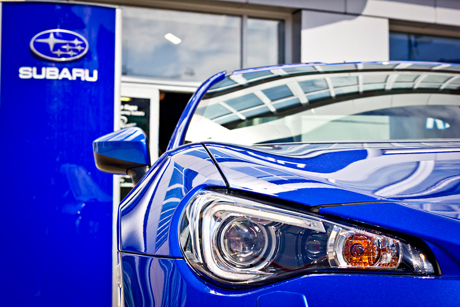 Головная оптика и решетка радиатора выполнены в фирменном для Subaru стиле, наглядно демонстрируя принадлежность к марке.
