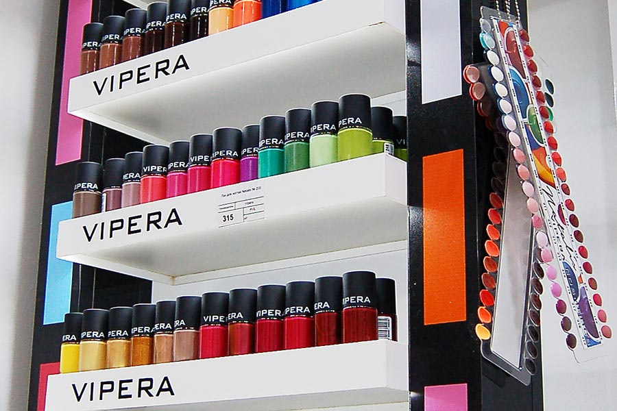 Лаки Vipera Cosmetics содержат высокую концентрацию пигментов, что обеспечивает интенсивный цвет и безупречное покрытие уже первого слоя! Полимеры придают устойчивость. Безопасная формула не содержит формальдегида, дибутилфталата, толуола. Более 250 оттенков — <price>от 130 до 345 руб.</price> Лаки Vipera Cosmetics содержат высокую концентрацию пигментов, что обеспечивает интенсивный цвет и безупречное покрытие уже первого слоя! Полимеры придают устойчивость. Безопасная формула не содержит формальдегида, дибутилфталата, толуола. Более 250 оттенков — <price>от 130 до 345 руб.</price>