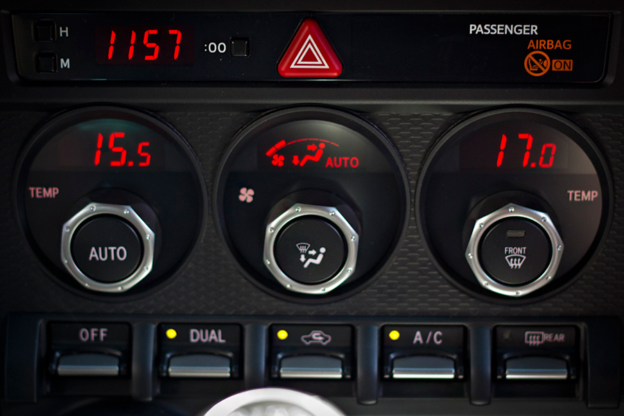 Subaru BRZ оснащена двухзонным климат-контролем с индивидуальными настройками для водителя и пассажира. Удобные селекторы и клавиши-переключатели делают управление простым и понятным.