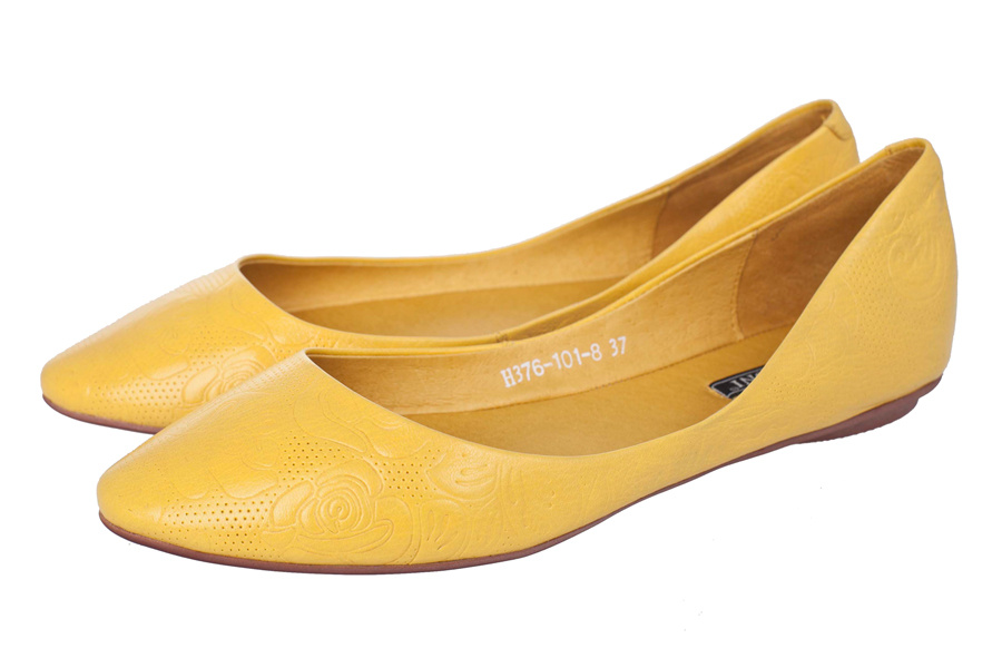 Ярко-желтые балетки с набивным цветочным рисунком — трендовая вещь, на которую не жалко денег! Обратите внимание: обувь выполнена из натуральной кожи, а значит, высокое качество гарантировано. Glamour, <price>3190 руб.</price>