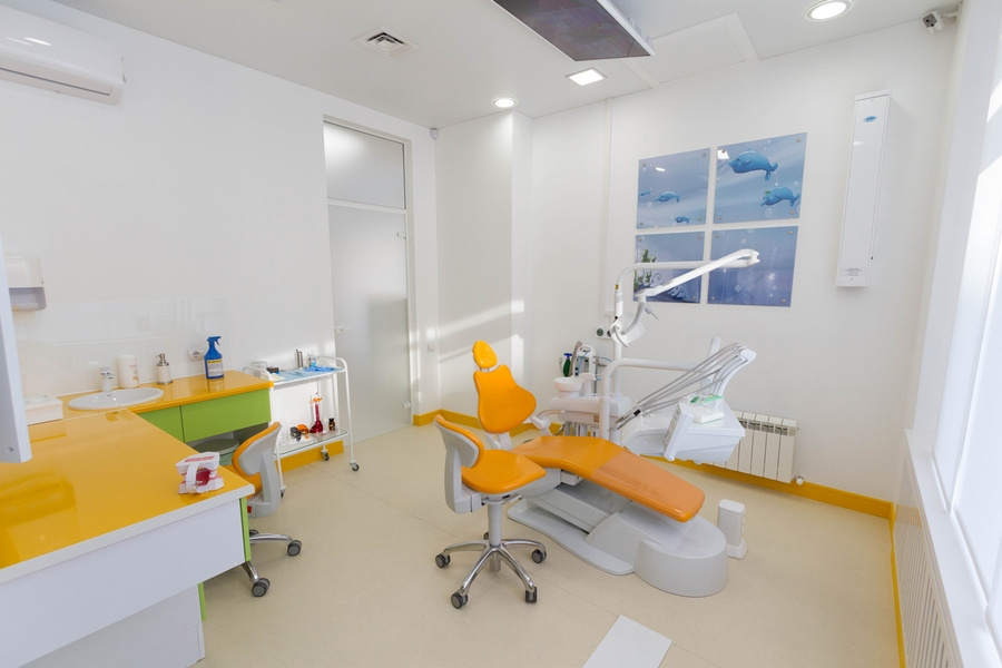 Во всех кабинетах над стоматологическими креслами установлены плазменные панели — на них во время лечения пациент может посмотреть хороший фильм или телепередачу. Также доктор может вывести на экран телевизора изображение с камеры диагностического аппарата или микроскопа.