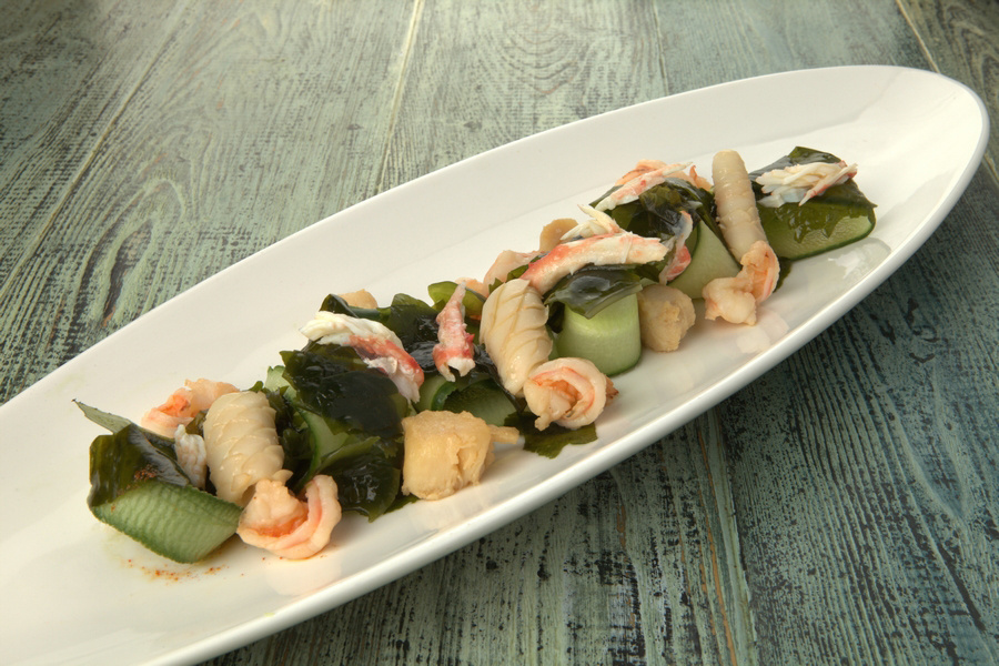 Многим нашим гостям полюбился салат с сахалинскими морепродуктами, сочетающий в себе несколько видов морепродуктов и водоросли.