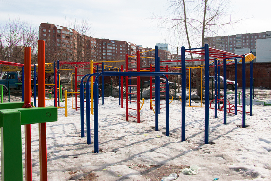 Детская площадка расположена внутри двора, благодаря чему обеспечивается безопасность детей. Спортивная площадка с развивающими тренажерами находится рядом с ЖК «Европейский».