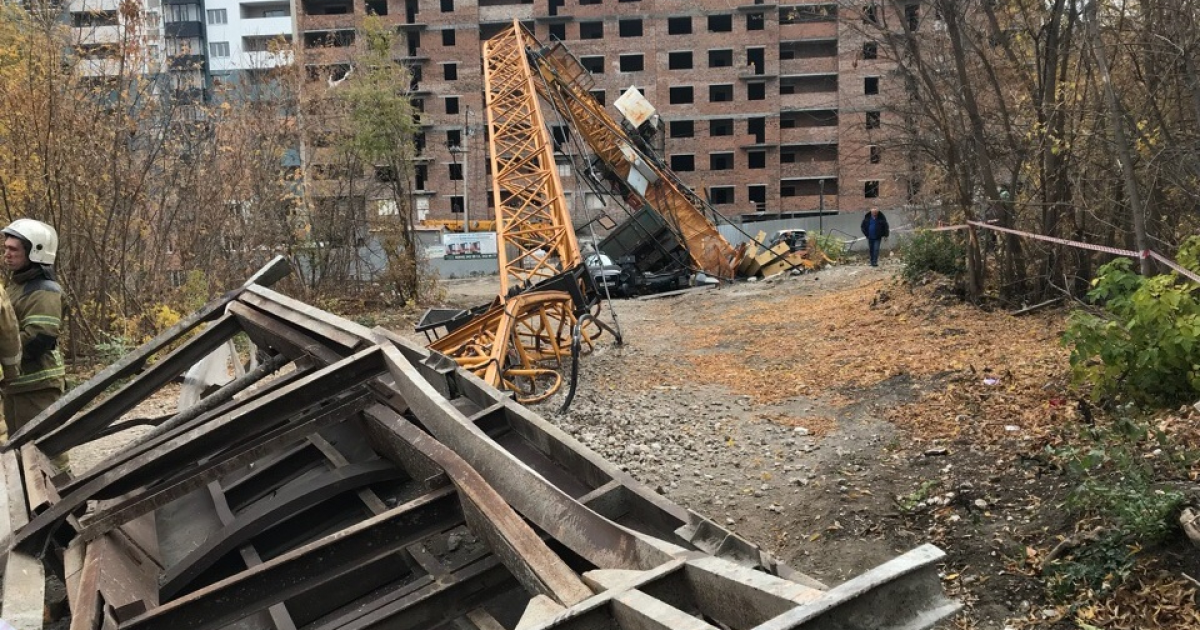 Падение крана. Упал кран в Самаре на Карла Маркса. Падение крана в Самаре на Карла Маркса. Упавший башенный кран. Башенный кран упал.