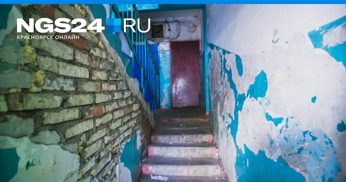 Сидят в подъезде. Надписи в подъезде. Я уже на подъезде. Я уже на подъезде. Лестничный пролет в подъезде.