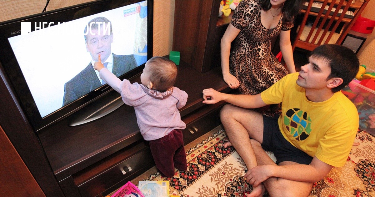 дети возле телевизора. тв папа. пап тв. семья у телевизора. пап тв.