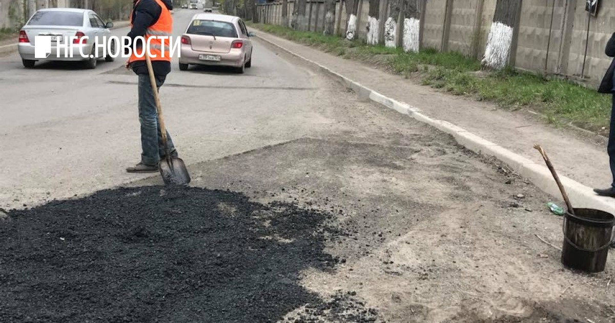 Подряд асфальт. Дорожники кладут асфальт. Дорожники на укладке асфальта. Некачественное укладка асфальта. Плохо уложенный асфальт.