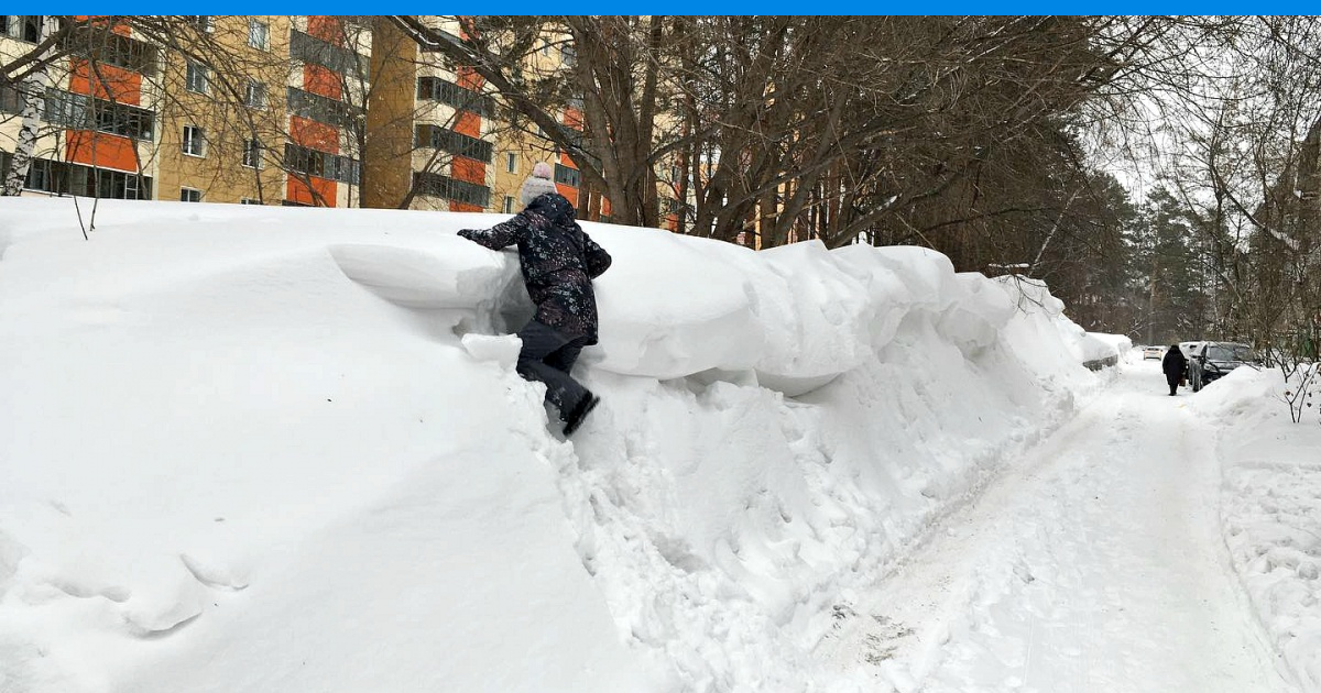 Сугробы в Новосибирске. Снег в Новосибирске. Огромная куча снега. Снежные сугробы в городе.