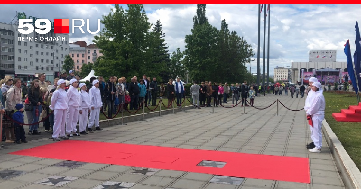 Аллея доблести и славы. Пермь город трудовой доблести. Стелла мотовилихинский район. Аллея славы пермь. Стела город трудовой доблести.