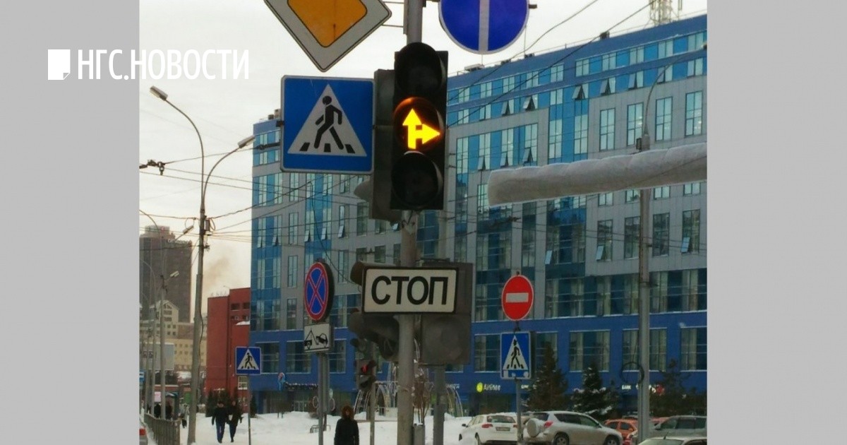Знаки противоречат друг другу. Противоречивые дорожные знаки. Дорожные знаки на улицах города. Светофор по полосам. Дорожные знаки на перекрестке со светофором.