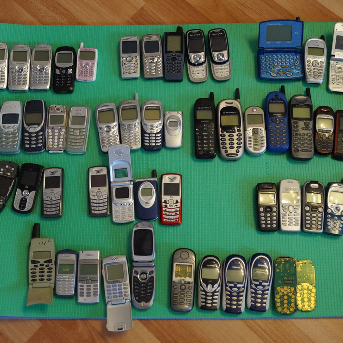 Куда сдать мобильные телефоны. Раритетные Сотовые телефоны. Коллекция старых телефонов. Скупка старых кнопочные мобильные телефоны. Формы старых кнопочных телефонов.