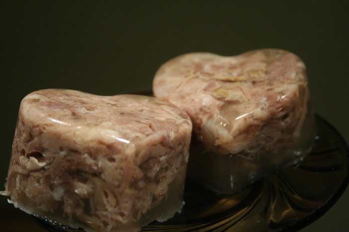 Порезать филе сельди. Сало порезанное ломтиками. Сальтисон зельц задонский. Нарезанные кусочки сала. Нарезанные кусочки сала.