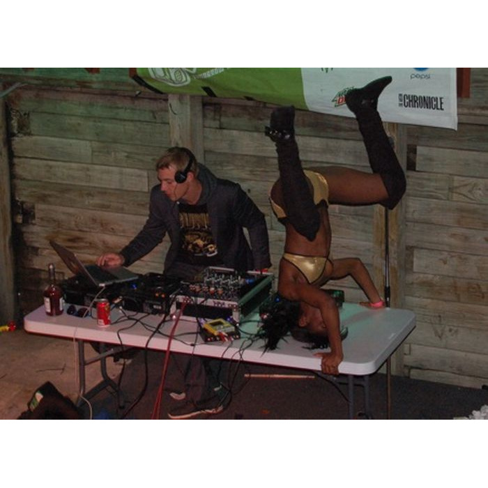 Вруби другую. Вруби другую. Вечеринка прикол. Ща музон врублю свинья. Врубай мем.