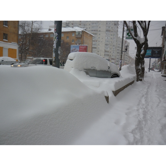 Екатеринбург завалило снегом