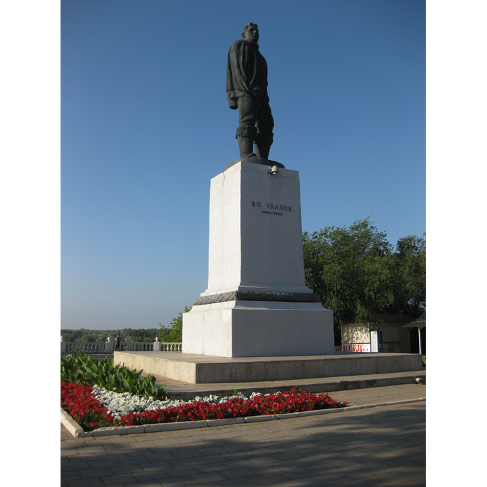 Чкалов город сейчас. Памятник Чкалову в Егорьевске. ТАПОИЧ памятник Чкалову. Памятник Чекалова Волгоград. Памятник Чкалова Волгоград.