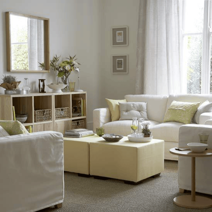 Бежевые стены белая мебель. Бежевая гостиная с белой мебелью. Сочетание белого и кремового в интерьере. Сочетание белого и бежевого. Сочетание белой и бежевой мебели