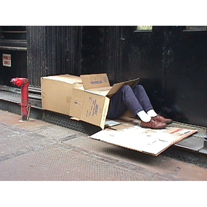 картонная коробка с землей. фото коробки на улице. коробок на улице. курьер с коробками на улице. коробочка на улице.