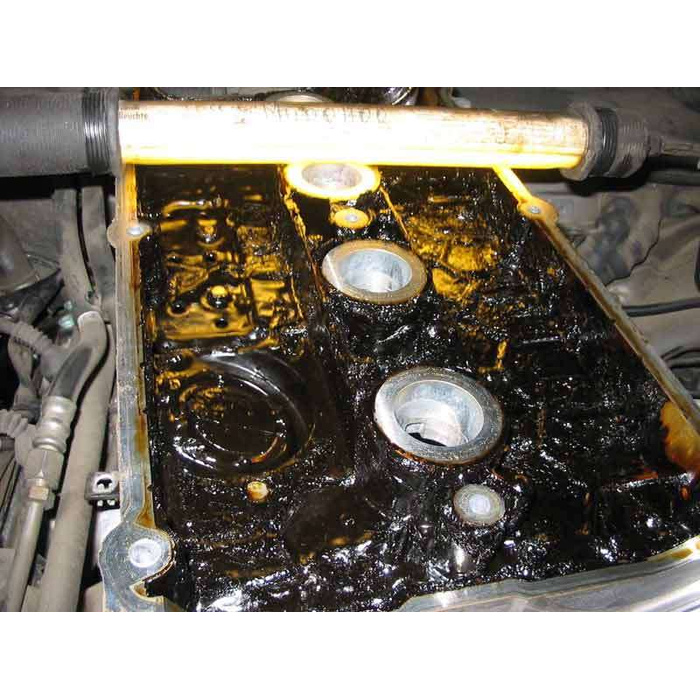 Чем пахнет моторное масло. Зачем масло в бензиновый. Масло цилиндровое ц-11. Смазочное и детергентное масло rupes. Черное масло в двигателе.