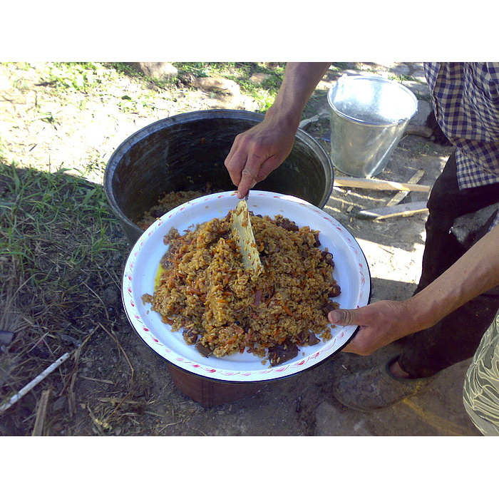 Как готовить таджикский. Таджикский плов. Таджичка готовить плов. Таджичка готовит. Как приготовить таджикский телу.